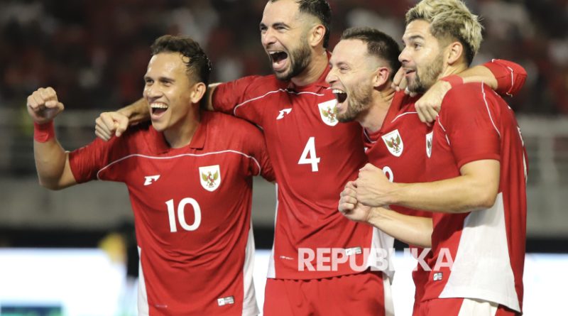Marc Anthony Klok  (kedua kanan) saat membela timnas Indonesia.