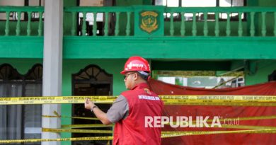 Direktorat Reserse Kriminal Khusus (Ditreskrimsus) Polda Jatim memasang garis polisi untuk melakukan olah Tempat Kejadian Perkara (TKP) bangunan mushalla yang ambruk di Pondok Pesantren (Ponpes) Al Khoziny, Kecamatan Buduran, Sidoarjo, Jawa Timur, Kamis (9/10/2025). Polda Jawa Timur akan menyelidiki penyebab ambruknya mushalla pada saat santri menunaikan shalat Asar, Senin (29/9) di Pondok Pesantren Al Khoziny.