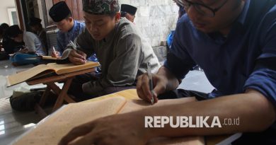 Sejumlah warga dan santri mengikuti ngaji kitab kuning Shahih Bukhari di Masjid Pondok Pesantren Tebuireng Jombang, Jawa Timur, Senin (3/3/2025). Kegiatan ngaji kitab kuning yang diikuti santri pondok pesantren dan masyarakat umum setiap hari itu merupakan kegiatan rutin di Pesantren Tebuireng selama bulan suci Ramadhan untuk memperdalam ilmu agama.