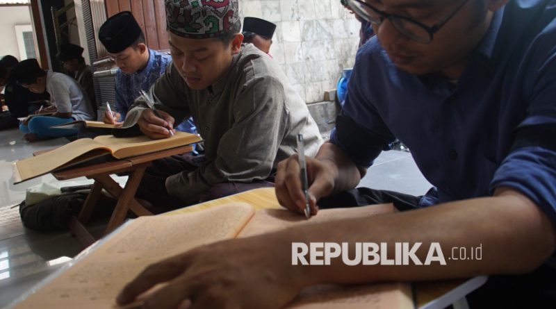 Sejumlah warga dan santri mengikuti ngaji kitab kuning Shahih Bukhari di Masjid Pondok Pesantren Tebuireng Jombang, Jawa Timur, Senin (3/3/2025). Kegiatan ngaji kitab kuning yang diikuti santri pondok pesantren dan masyarakat umum setiap hari itu merupakan kegiatan rutin di Pesantren Tebuireng selama bulan suci Ramadhan untuk memperdalam ilmu agama.