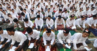 Sejumlah santri mengikuti doa bersama akhir dan awal tahun hijriah di Pondok Pesantren Lirboyo, Kota Kediri, Jawa Timur, Selasa (18/7/2023). Doa bersama yang diikuti ribuan santri dan warga tersebut sebagai wujud rasa syukur dan pengharapan kehidupan yang lebih baik seiring pergantian tahun.