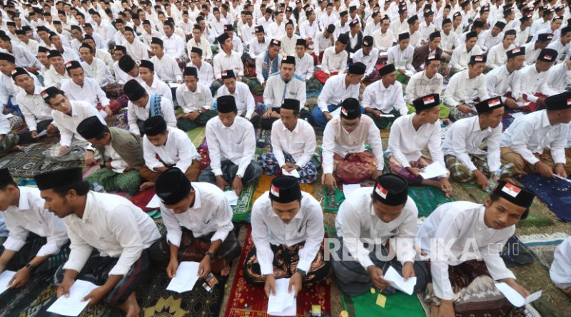 Sejumlah santri mengikuti doa bersama akhir dan awal tahun hijriah di Pondok Pesantren Lirboyo, Kota Kediri, Jawa Timur, Selasa (18/7/2023). Doa bersama yang diikuti ribuan santri dan warga tersebut sebagai wujud rasa syukur dan pengharapan kehidupan yang lebih baik seiring pergantian tahun.