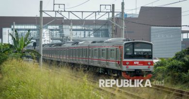 Pemerintah menargetkan elektrifikasi jalur kereta komuter rute Padalarang-Cicalengka di wilayah Bandung Raya, rampung dan dapat dioperasikan paling lambat tahun 2027.