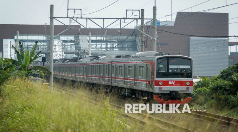 Pemerintah menargetkan elektrifikasi jalur kereta komuter rute Padalarang-Cicalengka di wilayah Bandung Raya, rampung dan dapat dioperasikan paling lambat tahun 2027.