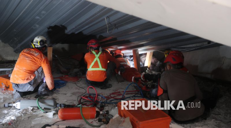 Tim SAR gabungan mencari korban bangunan mushala yang ambruk di Pondok Pesantren (Ponpes) Al Khoziny di Kecamatan Buduran, Sidoarjo, Jawa Timur, Selasa (30/9/2025). Berdasarkan data Badan SAR Nasional terdapat 100 orang santri menjadi korban dalam peristiwa itu, 99 orang berhasil diselamatkan dimana delapan orang dievakuasi tim SAR gabungan dan 91 orang melakukan evakuasi mandiri setelah kejadian, sementara satu orang dilaporkan meninggal dunia.