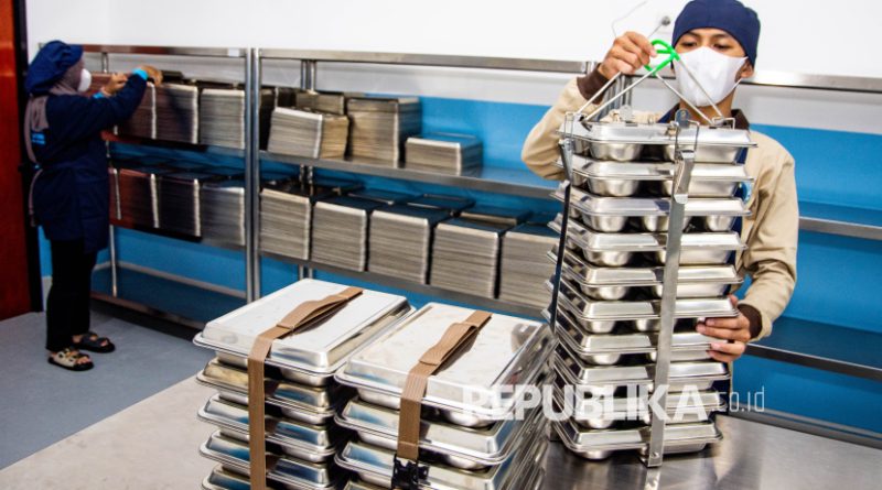 Petugas merapikan dan menyusun food tray atau piring makan bergizi gratis (MBG) di dapur Satuan Pelayanan Pemenuhan Gizi (SPPG) Antapani Kulon, Bandung, Jawa Barat, Jumat (10/10/2025). SPPG tersebut akan menyediakan sedikitnya 2400 paket  untuk 13 sekolah dasar dan taman kanak-kanak di kawasan sekitar yang mulai didistribusikan pada Senin (13/10) mendatang.