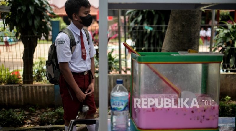 Anak membeli jajanan minuman berasa di Jakarta. Kebiasaan banyak mengonsumsi minuman boba, pemanis dengan susu kental manis juga menyebabkan diabetes yang memengaruhi risiko kanker hati,