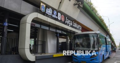 Bus transjakarta melintas di Halte Jaga Jakarta, Senen, Senin (8/9/2025). Pemprov Jakarta bakal memberlakukan tarif khusus Rp 80 untuk seluruh layanan transportasi umum yang dikelola BUMD Jakarta pada Ahad (5/9/2025).