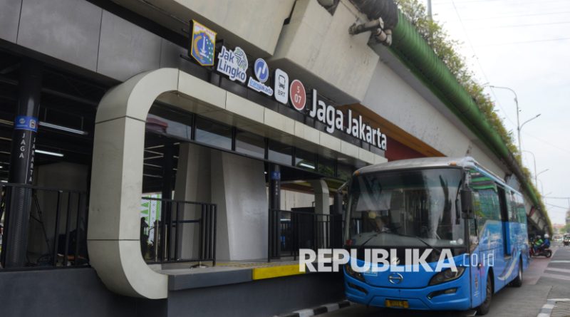 Bus transjakarta melintas di Halte Jaga Jakarta, Senen, Senin (8/9/2025). Pemprov Jakarta bakal memberlakukan tarif khusus Rp 80 untuk seluruh layanan transportasi umum yang dikelola BUMD Jakarta pada Ahad (5/9/2025).