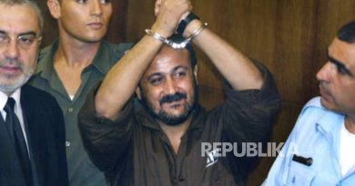Marwan Barghouti pada hari pembukaan persidangannya di pengadilan distrik Tel Aviv pada Agustus 2002.
