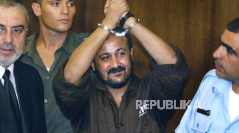 Marwan Barghouti pada hari pembukaan persidangannya di pengadilan distrik Tel Aviv pada Agustus 2002.