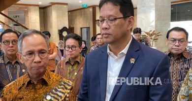 Menteri Keuangan RI Purbaya Yudhi Sadewa (kanan) dan Ketua Dewan Komisioner OJK Mahendra Siregar (kiri) menyampaikan update perkembangan kucuran dana Rp 200 triliun untuk bank-bank himbara di Kantor Direktorat Jenderal Pajak (DJP), Jakarta, Selasa (16/9/2025).