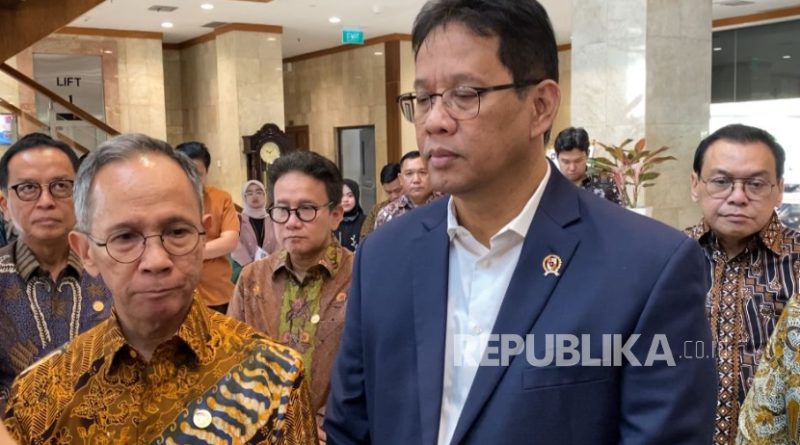 Menteri Keuangan RI Purbaya Yudhi Sadewa (kanan) dan Ketua Dewan Komisioner OJK Mahendra Siregar (kiri) menyampaikan update perkembangan kucuran dana Rp 200 triliun untuk bank-bank himbara di Kantor Direktorat Jenderal Pajak (DJP), Jakarta, Selasa (16/9/2025).