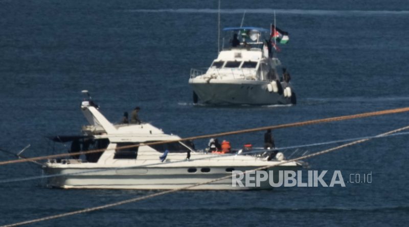 Kapal Angkatan Laut Israel menarik kapal dari Armada Sumud yang mereka bajak menuju pelabuhan Ashdod, Israel, Kamis 2 Oktober 2025.