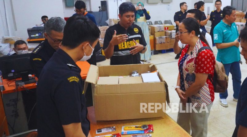 Bea Cukai memberikan penjelasan langsung kepada Miss Yuni, TKW di Hong Kong bahwa pemeriksaan setiap barang kiriman dilakukan secara prosedural.