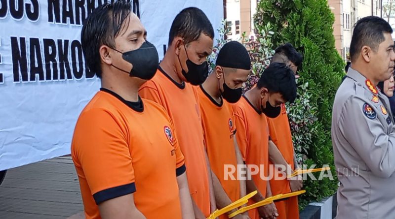 Direktorat Reserse Narkoba Polda Jawa Barat mengungkap sindikat pelaku peredaran narkotika di wilayah Pulau Jawa. Mereka mengamankan 17 kilogram sabu dan 19 kilogram ganja, Kamis (16/10/2025).