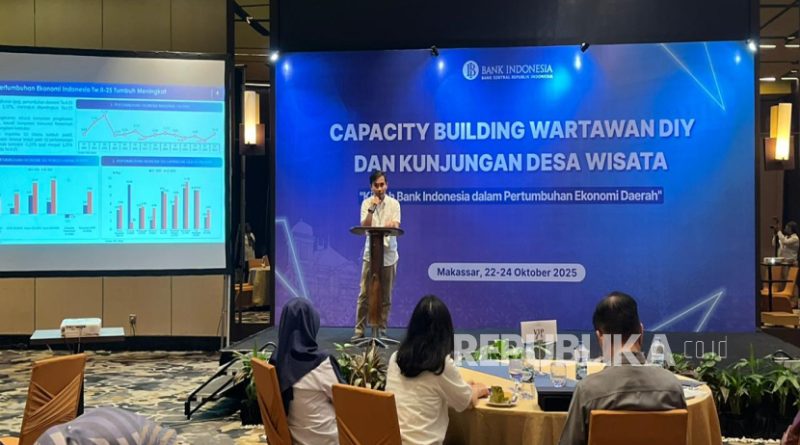 Ekonom Senior Kpw BI Sulsel Deded Tuwanda dalam acara Capacity Building bertajuk Kiprah Bank Indonesia dalam Pertumbuhan Ekonomi Daerah di Makassar, Rabu (22/10/2025), malam.