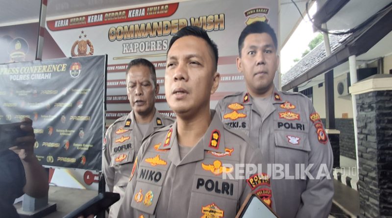Kapolres Cimahi AKBP Niko Nurallah Adi Putra (tengah) Didampingi Wakapolres Cimahi Kompol Rizki Syawaludin Akbar (kanan) dan Kasi Humas Polres Cimahi, Iptu Gofur Supangkat (kiri).
