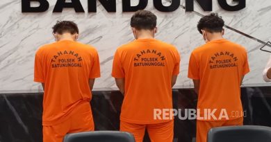 Lima orang pelaku diamankan jajaran Satreskrim Polrestabes Bandung karena melakukan pengeroyokan terhadap satpam, dan beberapa orang lain serta merusak bangunan gym di Jalan Ahmad Yani, Kacapiring, Kota Bandung, Sabtu (25/10/2025) dini hari. Mereka diketahui merupakan kelompok bermotor atau geng motor Zeestier.