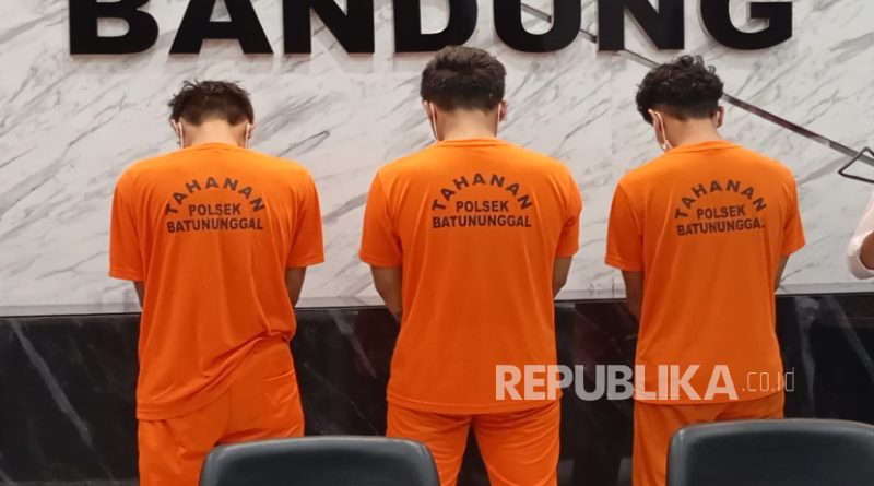 Lima orang pelaku diamankan jajaran Satreskrim Polrestabes Bandung karena melakukan pengeroyokan terhadap satpam, dan beberapa orang lain serta merusak bangunan gym di Jalan Ahmad Yani, Kacapiring, Kota Bandung, Sabtu (25/10/2025) dini hari. Mereka diketahui merupakan kelompok bermotor atau geng motor Zeestier.