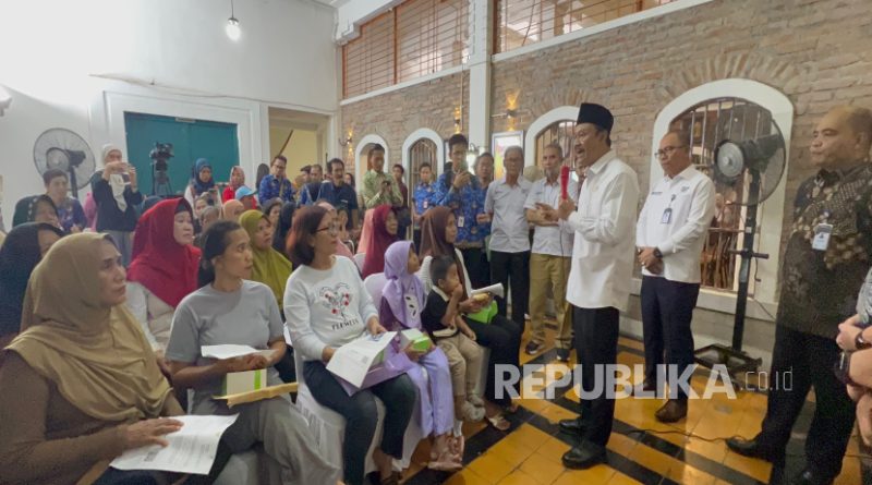 Menteri Sosial (Mensos) Saifullah Yusuf atau Gus Ipul memberikan pengantar tentang penyaluran bantuan langsung tunai.