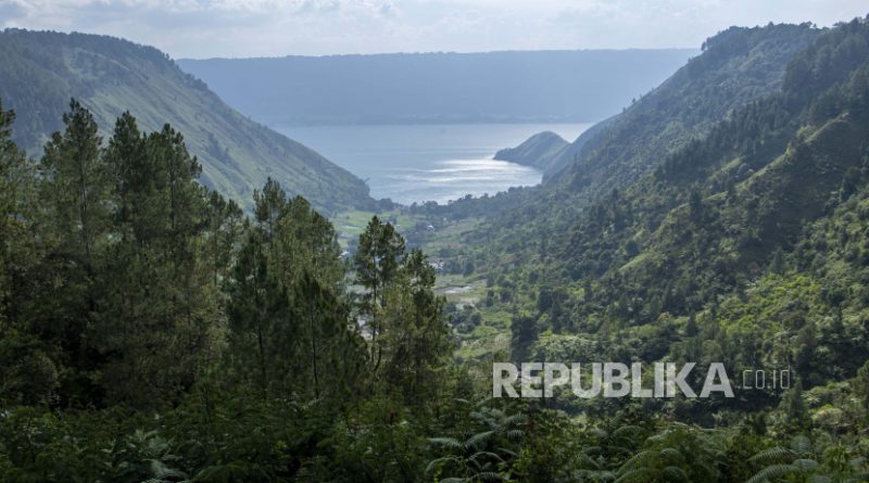 Pemandangan Danau Toba dari kawasan The Kaldera Toba Nomadic Escape, Pardamean Sibisa, Ajibata, Kabupaten Toba Samosir, Sumatera Utara.