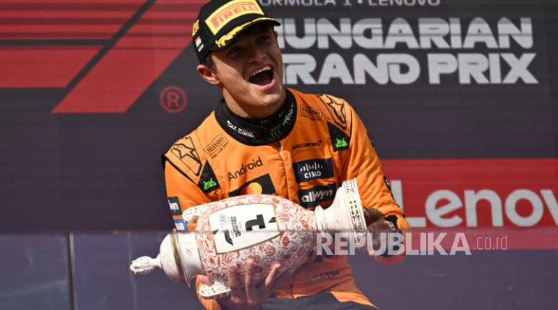 Pembalap McLaren Lando Norris merayakan gelar juara GP Hungaria.