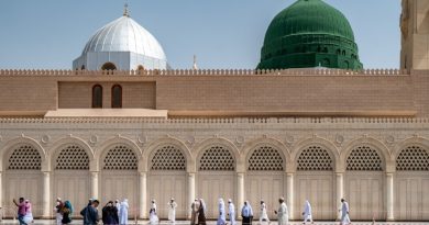 Pengunjung berjalan dengan latar kubah hijau yang menjadi lokasi makam Nabi Muhammad SAW, Abu Bakar as Siddiq, dan Umar bin Kattab di Madinah, Arab Saudi.