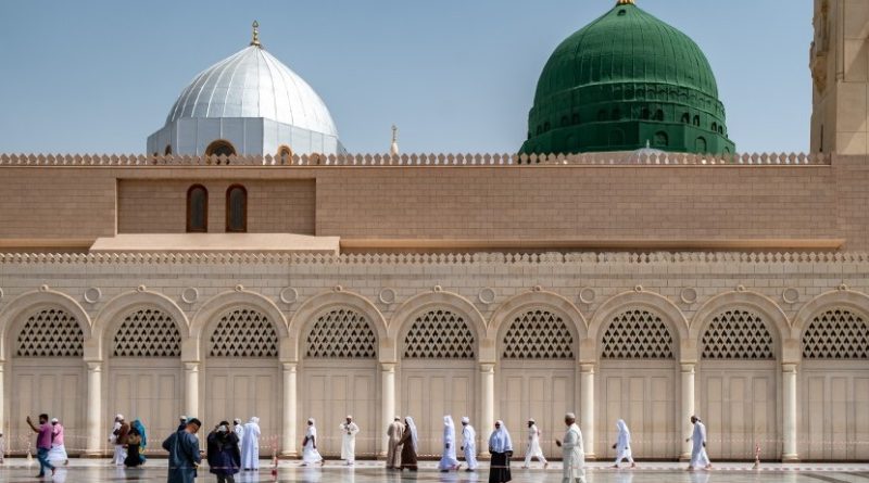 Pengunjung berjalan dengan latar kubah hijau yang menjadi lokasi makam Nabi Muhammad SAW, Abu Bakar as Siddiq, dan Umar bin Kattab di Madinah, Arab Saudi.