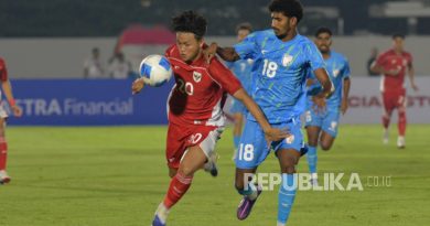 Penyerang timnas Indonesia U-23 Hokky Caraka (kiri) dijaga pemain India U-23 dalam laga persahabatan di Stadion Madya, Senayan, Jakarta, Jumat (10/10/2025) malam.