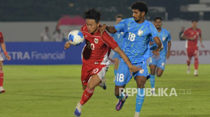 Penyerang timnas Indonesia U-23 Hokky Caraka (kiri) dijaga pemain India U-23 dalam laga persahabatan di Stadion Madya, Senayan, Jakarta, Jumat (10/10/2025) malam.