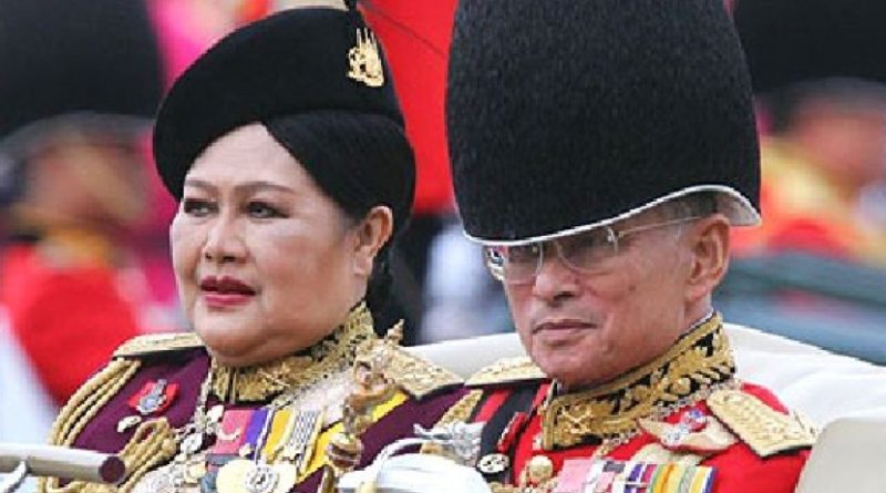 Raja Bhumibol Adulyadej dan istrinya Ratu Sirikit