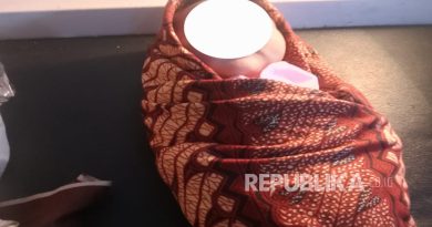 Sesosok bayi perempuan yang diperkirakan baru lahir ditemukan di dalam ember di area lapak penyimpanan barang rongsokan di pinggir jalan Desa Suranenggala Lor, Kecamatan suranenggala, Kabupaten Cirebon, Selasa (28/10/2025).
