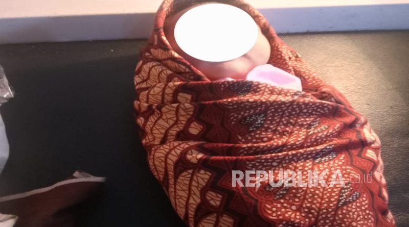 Sesosok bayi perempuan yang diperkirakan baru lahir ditemukan di dalam ember di area lapak penyimpanan barang rongsokan di pinggir jalan Desa Suranenggala Lor, Kecamatan suranenggala, Kabupaten Cirebon, Selasa (28/10/2025).