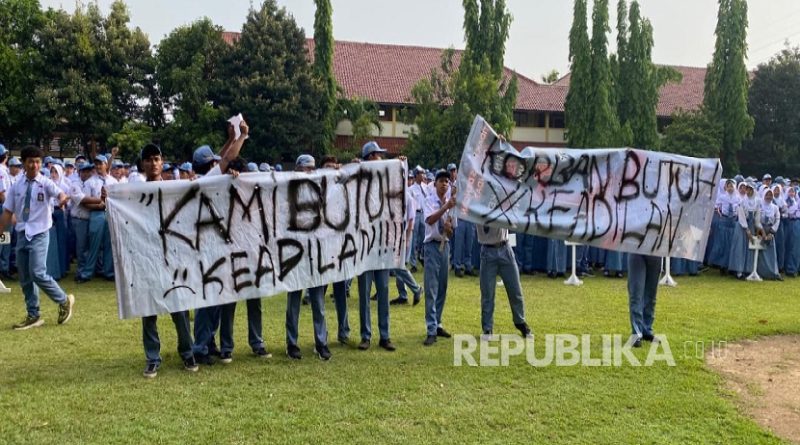 Siswa-siswi SMAN 11 Semarang menggelar aksi protes terkait penanganan kasus pembuatan dan penyebaran foto serta video deepfake vulgar yang diduga dilakukan oleh alumnus sekolah tersebut, yakni Chiko Radityatama Agung Putra. Aksi protes digelar di lapangan SMAN 11 Semarang, tepat seusai upacara pada Senin (20/10/2025).