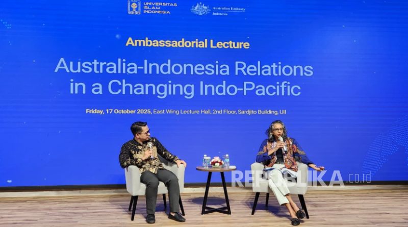 Wakil Duta Besar Australia untuk Indonesia, Gita Kamath (kanan)  saat melakukan kunjungan ke Universitas Islam Indonesia (UII) Yogyakarta, Jumat (17/10/2025).