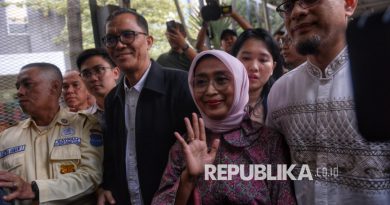 Mantan Direktur Utama PT ASDP Indonesia Ferry Ira Puspadewi bersama Mantan Direktur PT ASDP Indonesia Ferry Muhammad Yusuf Hadi dan Harry Muhammad Adhi Caksono usai bebas dari Rutan KPK, Gedung Merah Putih, Jakarta,Jumat (28/11/2025). Mantan Dirut ASDP Ira Puspadewi bersama dua direksi lainnya Muhammad Yusuf Hadi dan Harry Muhammad Adhi Caksono resmi bebas dari rutan KPK setelah ketiganya menerima rehabilitasi dari presiden Prabowo Subianto. Sebelumnya Ira Puspadewi divonis 4,5 tahun penjara sedangkan Muhammad Yusuf Hadi dan Harry Muhammad Adhi Caksono masing-masing dijatuhi pidana 4 tahun penjara dalam kasus dugaan korupsi Kerja Sama Usaha (KSU) dan akusisi PT Jembatan Nusantara (JN) oleh PT ASDP tahun 2019-2022 yang dinilai merugikan negara mencapai Rp 1,253 triliun.