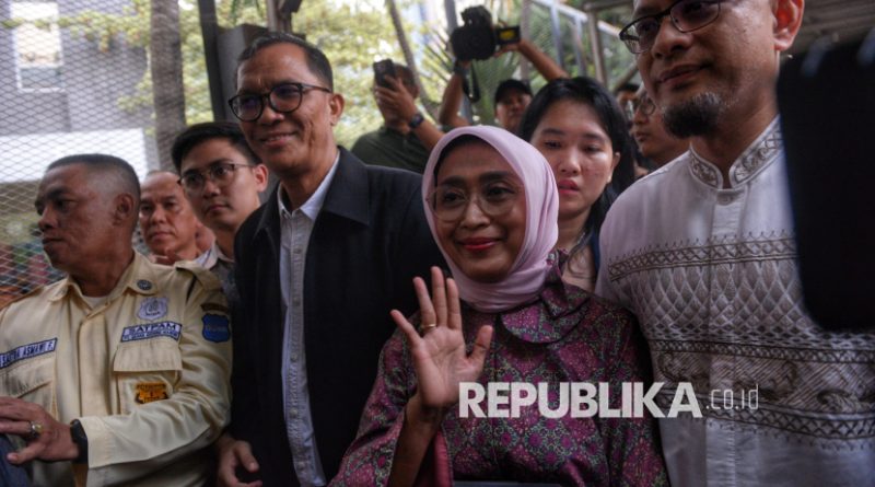 Mantan Direktur Utama PT ASDP Indonesia Ferry Ira Puspadewi bersama Mantan Direktur PT ASDP Indonesia Ferry Muhammad Yusuf Hadi dan Harry Muhammad Adhi Caksono usai bebas dari Rutan KPK, Gedung Merah Putih, Jakarta,Jumat (28/11/2025). Mantan Dirut ASDP Ira Puspadewi bersama dua direksi lainnya Muhammad Yusuf Hadi dan Harry Muhammad Adhi Caksono resmi bebas dari rutan KPK setelah ketiganya menerima rehabilitasi dari presiden Prabowo Subianto. Sebelumnya Ira Puspadewi divonis 4,5 tahun penjara sedangkan Muhammad Yusuf Hadi dan Harry Muhammad Adhi Caksono masing-masing dijatuhi pidana 4 tahun penjara dalam kasus dugaan korupsi Kerja Sama Usaha (KSU) dan akusisi PT Jembatan Nusantara (JN) oleh PT ASDP tahun 2019-2022 yang dinilai merugikan negara mencapai Rp 1,253 triliun.