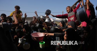 Bantuan Tersendat, Warga Gaza Berdesakan Antre untuk Dapatkan Makanan