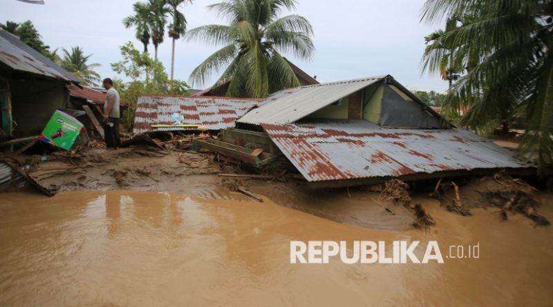 Warga menyaksikan sejumlah rumah rusak tertimbun lumpur dan sampah kayu pascabanjir bandang di Desa Manyang Cut, Kecamatan Mereudu, Kabupaten Pidie, Aceh, Kamis (27/11/2025). Gubernur Aceh Muzakir Manaf menetapkan status darurat bencana hidrometerologi setelah 16 kabupaten/kota di Aceh dilanda banjir hingga longsor, terhitung 28 November hingga 11 Desember 2025.