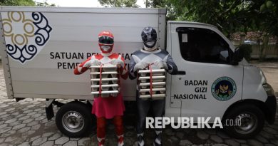 Dua petugas berkostum Power Rangers mengantar Makan Bergizi Gratis (MBG) di SD Negeri Tempurejo 1, Kota Kediri, Jawa Timur, Kamis (13/11/2025). Petugas dari Satuan Pelayanan Pemenuhan Gizi (SPPG) Tempurejo tersebut mengenakan kostum unik sebagai upaya menghibur pelajar sekaligus sosialisasi pentingnya asupan gizi melalui MBG agar tubuh sehat dan kuat.