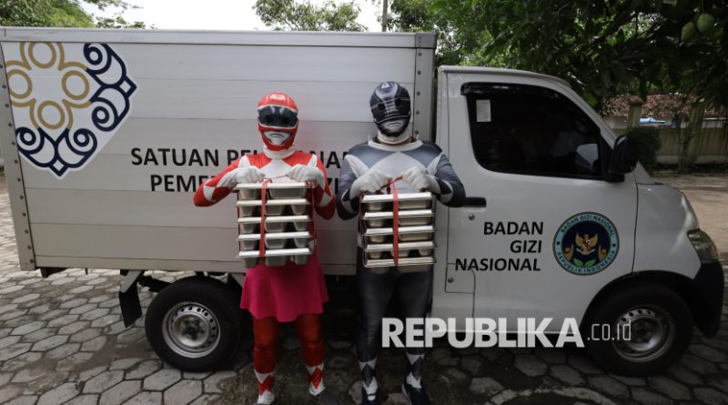 Dua petugas berkostum Power Rangers mengantar Makan Bergizi Gratis (MBG) di SD Negeri Tempurejo 1, Kota Kediri, Jawa Timur, Kamis (13/11/2025). Petugas dari Satuan Pelayanan Pemenuhan Gizi (SPPG) Tempurejo tersebut mengenakan kostum unik sebagai upaya menghibur pelajar sekaligus sosialisasi pentingnya asupan gizi melalui MBG agar tubuh sehat dan kuat.