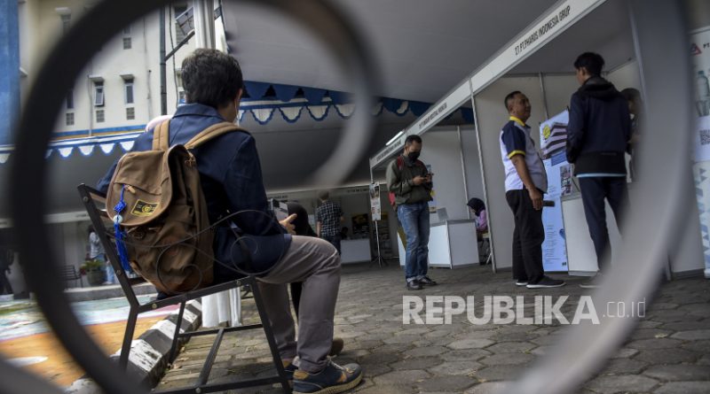 Pencari kerja berada di salah satu stan perusahaan pada Job Fair Disnakertrans Jabar. Badan Pusat Statistik (BPS) Provinsi Jawa Barat mengungkapkan tingkat pengangguran terbuka (TPT) di Jawa Barat mengalami kenaikan dari Agustus 2024 ke Agustus 2025. (ilustrasi)