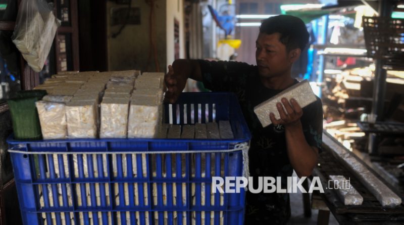 Pekerja menyelesaikan pembuatan tempe di Kampung Tempe, Kelurahan Sunter Jaya RT/RW 12/03, Kecamatan Tanjung Priok, Jakarta Utara, Senin (14/4/2025). Kawasan tersebut merupakan sentra industri produksi tempe rumahan yang dikenal sebagai Kampung Tempe. sebanyak 80 persen mata pencaharian warga disana sebagai produsen tempe. Dalam sehari, mereka mampu memproduksi tempe sebanyak 3 kwintal yang dipasarkan ke sejumlah pasar tradisional di Jakarta dengan harga Rp4.000 hingga Rp5.000. Namun, kebijakan tarif impor 32 persen dari Amerika Serikat serta menguatnya nilai tukar Dollar AS terhadap rupiah berdampak pada sektor industri tempe. Produsen tempe di kawasan tersebut mengeluhkan kenaikan harga bahan baku kedelai dari Rp950 ribu per kwintal menjadi Rp1,2 juta per kwintal yang dipicu oleh kebijakan tersebut namun harga jual tetap sama. Akibatnya, jumlah pendapatan para produsen tempe mengalami penurunan hingga 25 persen.