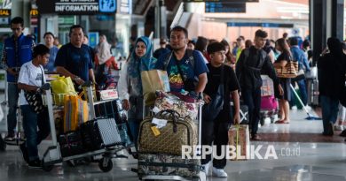 Penumpang pesawat mendorong troli setibanya di Terminal 1 Bandara Soekarno-Hatta, Kota Tangerang, Banten, Ahad (6/4/2025). PT Angkasa Pura Indonesia cabang Bandara Soekarno-Hatta mencatat pada H+5 Lebaran pergerakan penumpang di bandara tersebut mencapai 182.843 orang yang terbagi dalam dua penerbangan di antaranya keberangkatan 85.315 penumpang dan kedatangan 97.528 penumpang dengan total pergerakan pesawat mencapai 1.123.