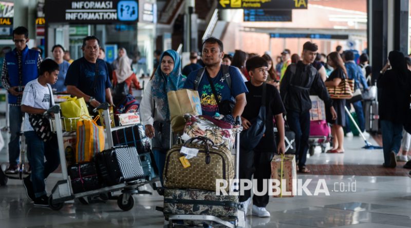 Penumpang pesawat mendorong troli setibanya di Terminal 1 Bandara Soekarno-Hatta, Kota Tangerang, Banten, Ahad (6/4/2025). PT Angkasa Pura Indonesia cabang Bandara Soekarno-Hatta mencatat pada H+5 Lebaran pergerakan penumpang di bandara tersebut mencapai 182.843 orang yang terbagi dalam dua penerbangan di antaranya keberangkatan 85.315 penumpang dan kedatangan 97.528 penumpang dengan total pergerakan pesawat mencapai 1.123.
