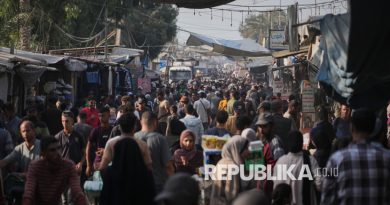 Warga berkumpul di pasar Khan Younis, Kota Gaza, Kamis (23/10/2025). Detak kehidupan Gaza kembali menggeliat pasca gencatan senjata.