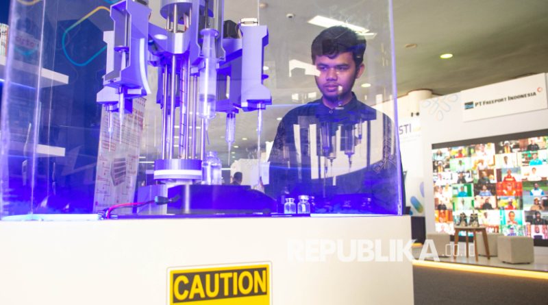 Pengunjung melihat prototipe teknologi kesehatan untuk terapi kanker tulang dalam pameran Konvensi Sains Teknologi dan Industri Indonesia (KSTI) 2025 di Sasana Budaya Ganesha (Sabuga), Institut Teknologi Bandung (ITB), Bandung, Jawa Barat, Kamis (7/8/2025).