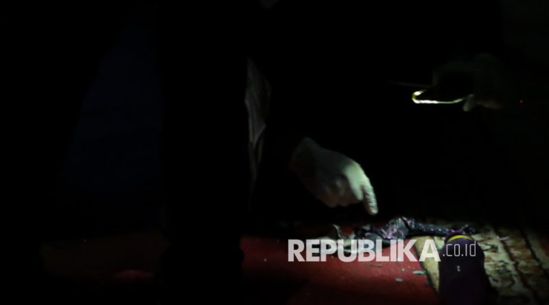 Tim Laboratorium Forensik (Labfor) Bareskrim Polri melakukan olah TKP di lokasi ledakan di SMAN 72 Jakarta, Kelapa Gading, Jakarta, Jumat (7/11/2025). Kapolda Metro Jaya Irjen Pol Asep Edi Suheri mengungkapkan hingga saat ini pukul 19.00 WIB proses olah TKP masih berlangsung dan pihak kepolisian masih melakukan pendalaman terkait insiden ledakan tersebut. Peristiwa ledakan tersebut terjadi sebanyak dua kali pada sekitar pukul 12.15 WIB di area musala sekolah saat sejumlah siswa dan guru sedang melaksanakan ibadah shalat Jumat. Sementara menurut keterangan Gubernur DKI Jakarta, Pramono Anung, jumlah korban luka akibat insiden tersebut hingga saat ini sebanyak 55 orang. Republika/Thoudy Badai