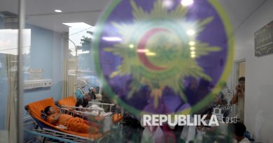 Sejumlah korban ledakan di SMA 72 menjalani perawatan di Instalasi Gawat Darurat RS Islam Cempaka Putih, Jakarta, Jumat (7/11/2025). Sebanyak 27 korban ledakan di SMA 72 menjalani perawatan di RS Islam Cempaka Putih, Jakarta.